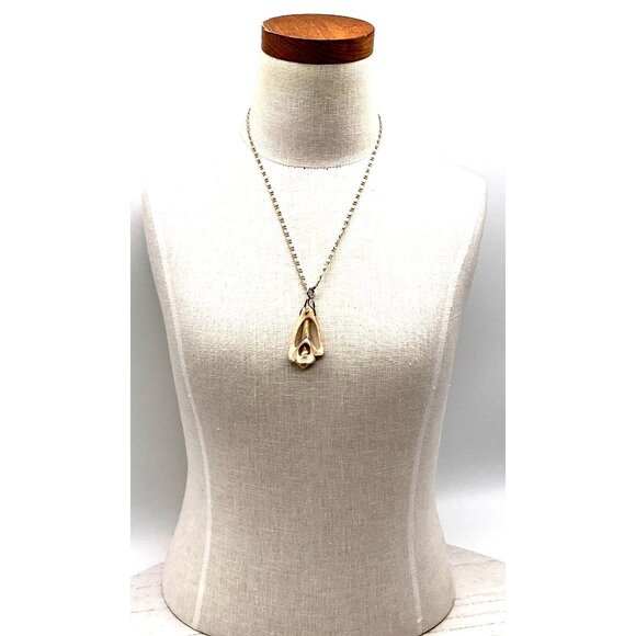 Vintage inspired Shell Pendant Necklace With Silver-Tone Chain - Picture 4 of 5